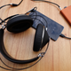 Aunque los 99 Neo se pueden usar sin necesidad de un DAC/Amp, siempre suma utilizar un mejor DAC que el interno de nuestros teléfonos, tablets o computadoras, y algo de amplificación extra. En mis pruebas combiné los 99 Neo con varios DAC/Amps, incluyendo el iFi hip-dac 2 que se ve en esta imagen.